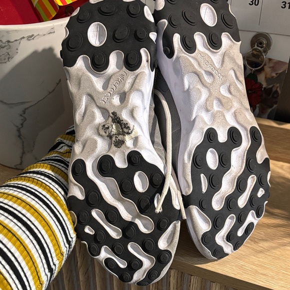 Nike Women's Black and Cream Sneakers - Picture 4 of 6